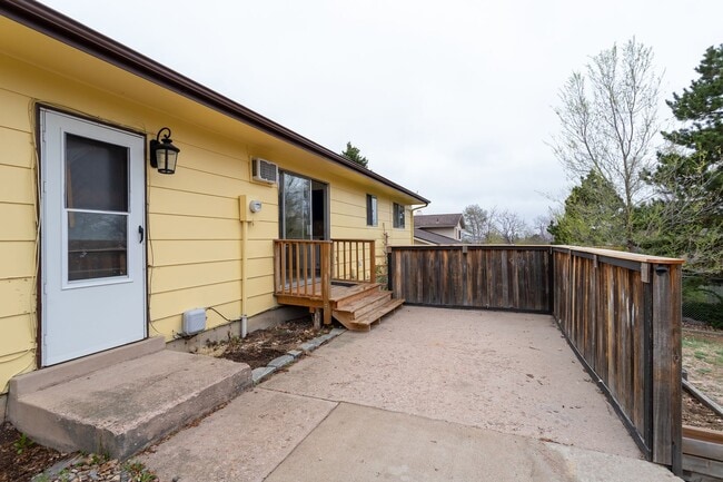 Building Photo - Stunning Ranch Style Home in East Colorado Springs!