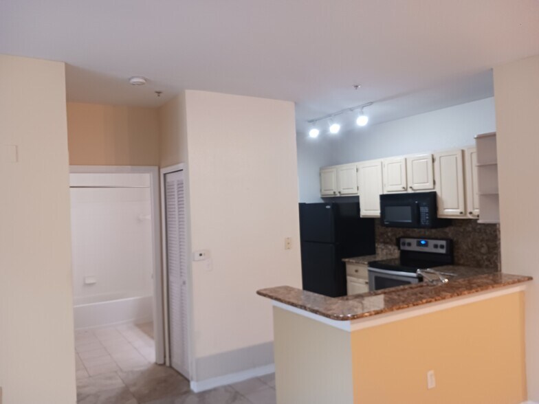 Building Photo - 1408 Lake Shadow Cir