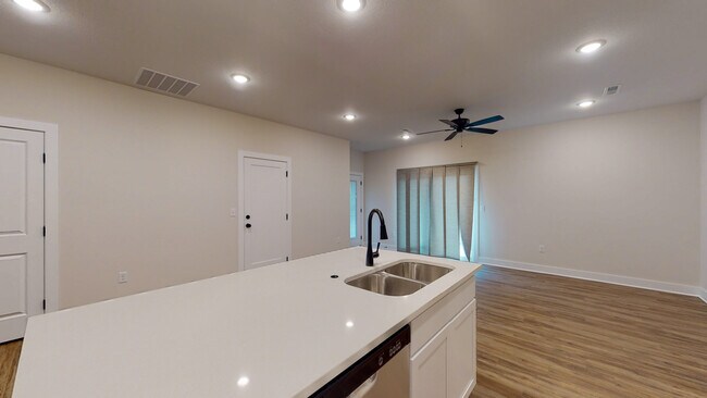 Building Photo - 1119 N Broadview Ln