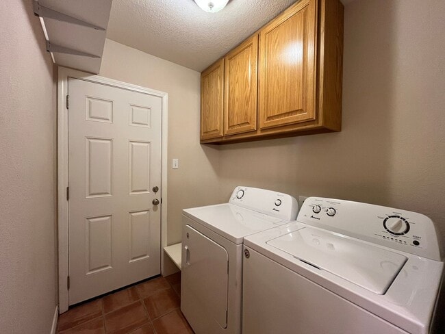 Building Photo - TWO BEDROOM ONE BATH APARTMENT