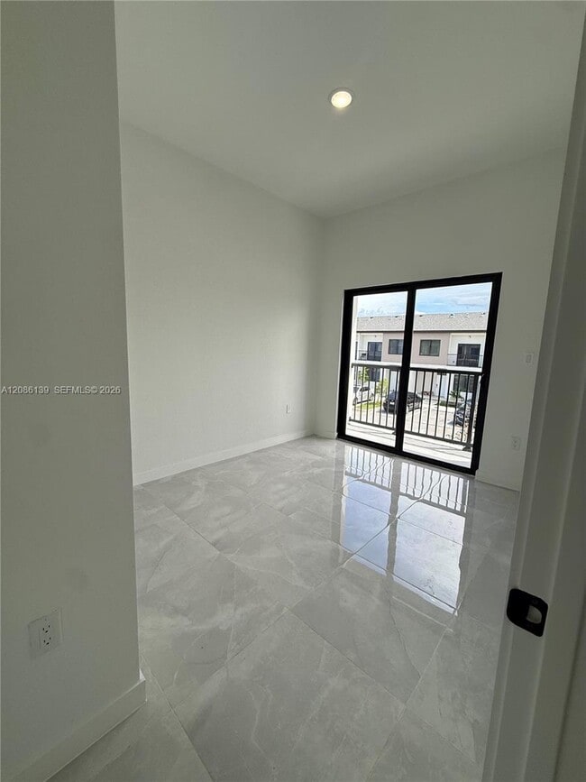 Building Photo - 1416 W Davis Pkwy