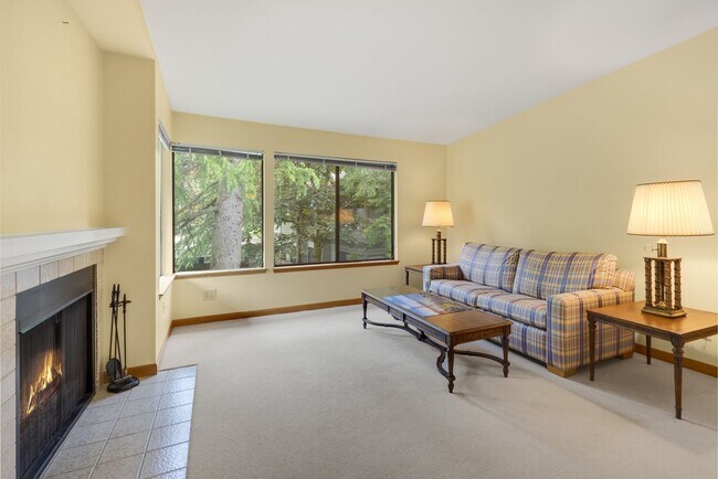 Building Photo - 1bed 1 bath water, sewer garbage & parking included Downtown Bellevue