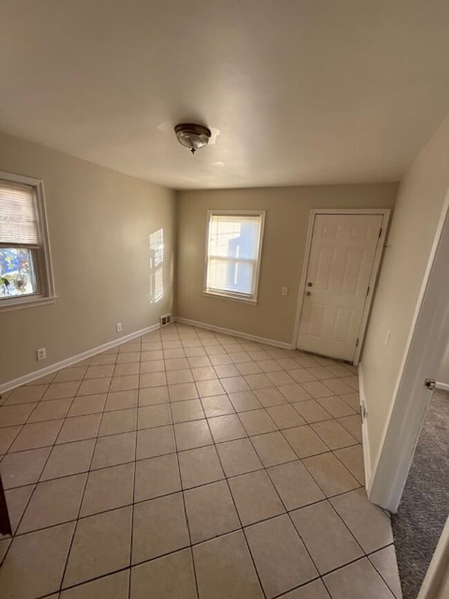 Building Photo - Come see your new home!