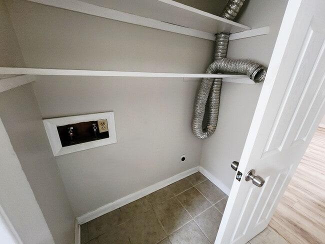Building Photo - N Kerr Avenue - Duplex home - Move In Read...