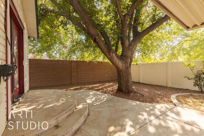 Building Photo - Spacious 4 Bedroom, 3 Bathroom Home for Rent