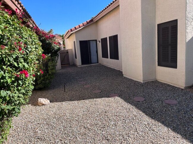 Building Photo - Adorable light and bright! 3Bedroom/2Bath ...