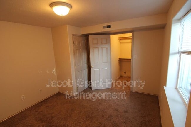 Building Photo - 4240 Willow Canyon Dr