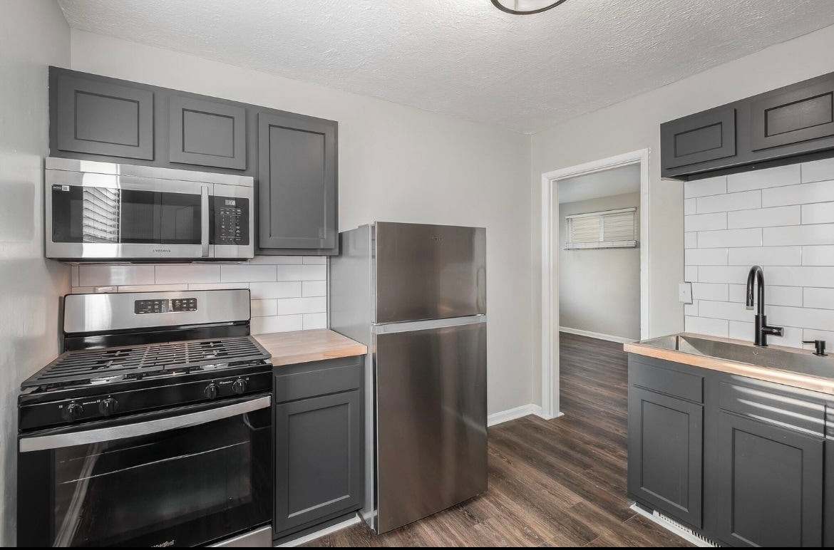 Kitchen - 117 1/2 Adela Ave