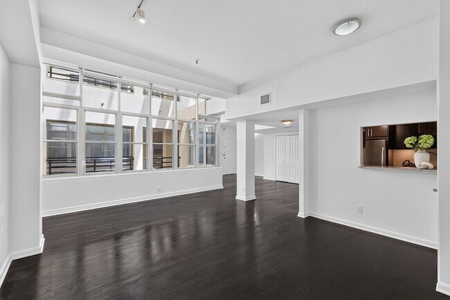 Building Photo - 357 Varick St