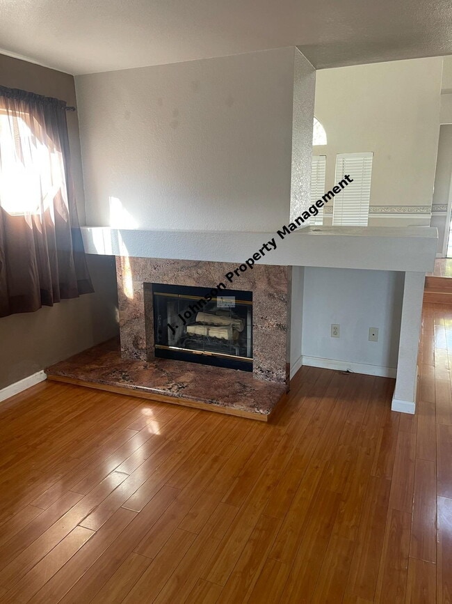Building Photo - Spectacular 3 bed 2.5 bath Tracy Home