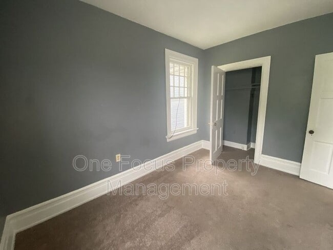 Building Photo - 425 Louisa St