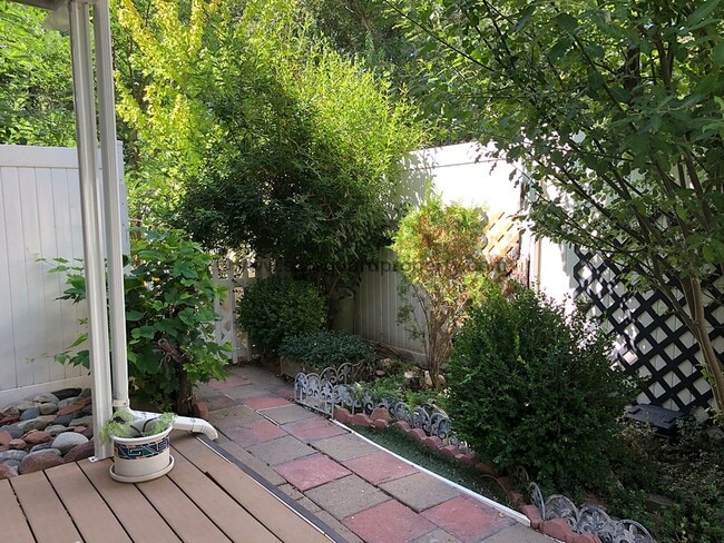 Building Photo - Beautiful Townhome in Wonderful Gated Comm...