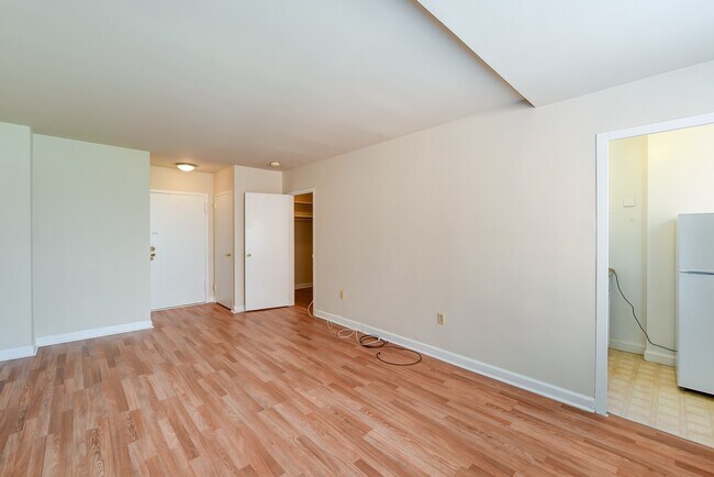 Building Photo - Spacious & Bright Studio at River Place North