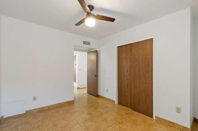 Building Photo - Private and Charming 2 Bed 1 Bath house