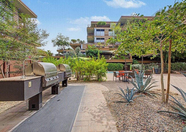 Building Photo - 7147 E Rancho Vista Dr