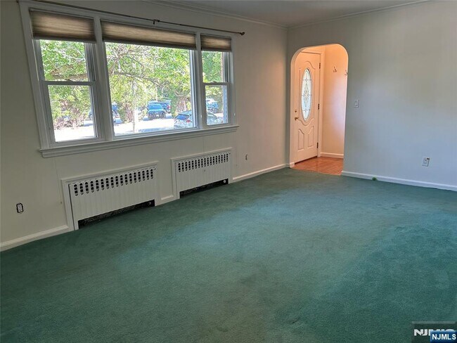 Building Photo - 10-11-11 Alexander Ave