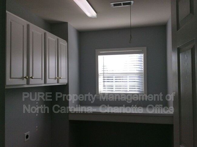 Building Photo - 7713 Noland Woods Dr