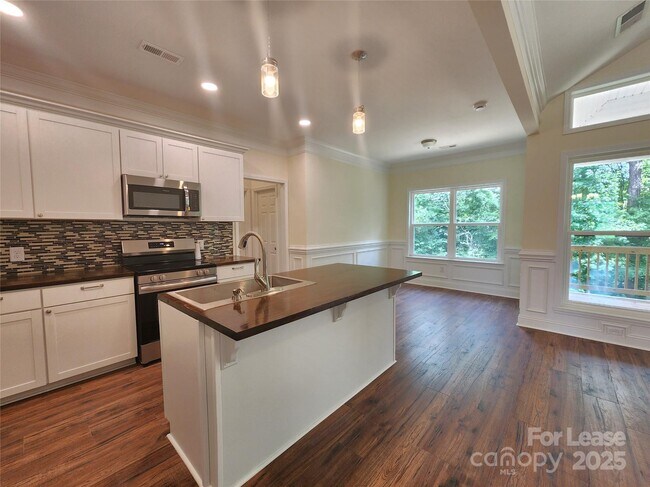 Building Photo - 869 Kathryn Dr SE