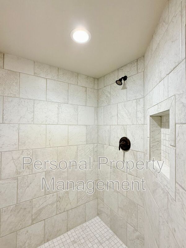 Building Photo - 16205 NE Leaper Rd