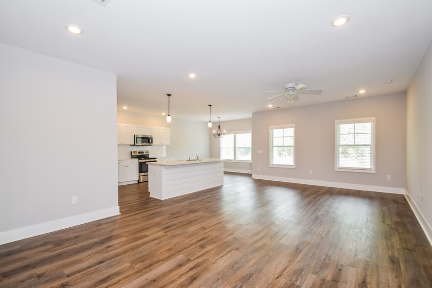 Building Photo - 1047 Autumns Wood Cir E