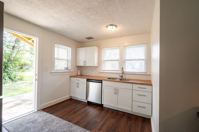 Building Photo - 433 N Randall St