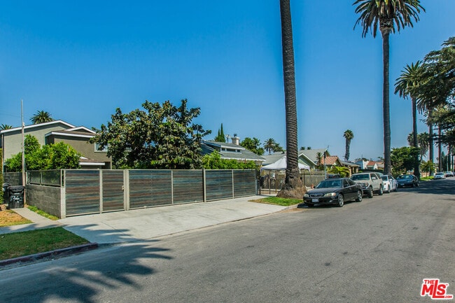 Building Photo - 2741 S Palm Grove Ave