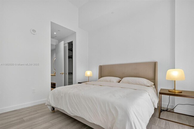 Building Photo - 2655 S Bayshore Dr