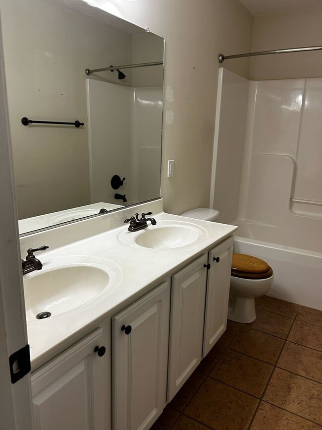Building Photo - Two Bedroom Townhouse in Tavern Grove!