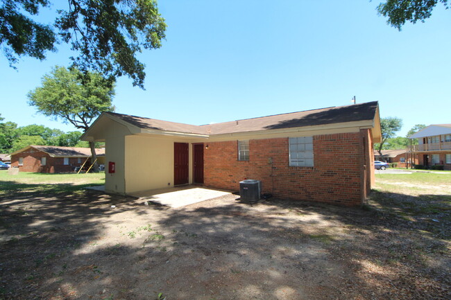 Building Photo - Affordable 2BR Duplex Near UWF — All Tile,...