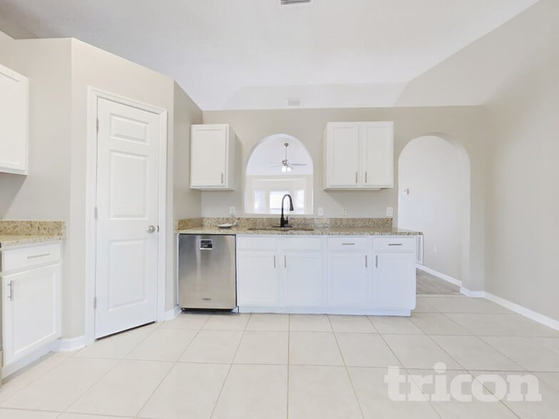 Building Photo - 164 Larchmont Dr