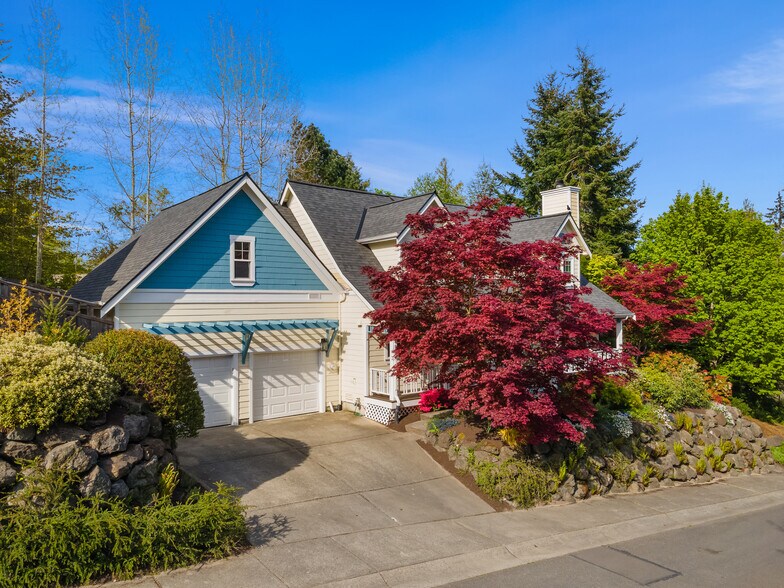 Building Photo - 756 NE Brookcliff Ln