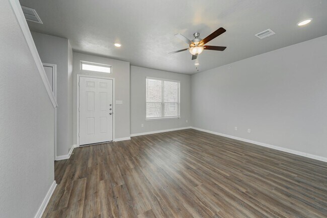 Building Photo - Spacious Townhome Available Now!