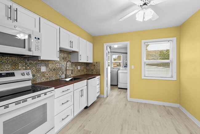 Building Photo - 305 Knoop Ln