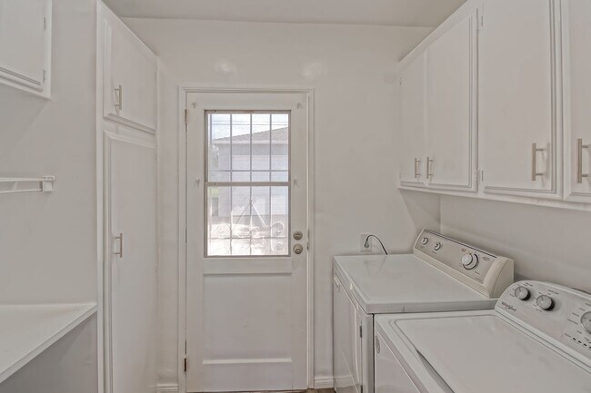 Building Photo - REMODELED, BRIGHT & AIRY 3BR2BA HOME W/ DETACHED GARAGE, CHARMING FRONT PORCH/YARD & HUGE REAR YA...
