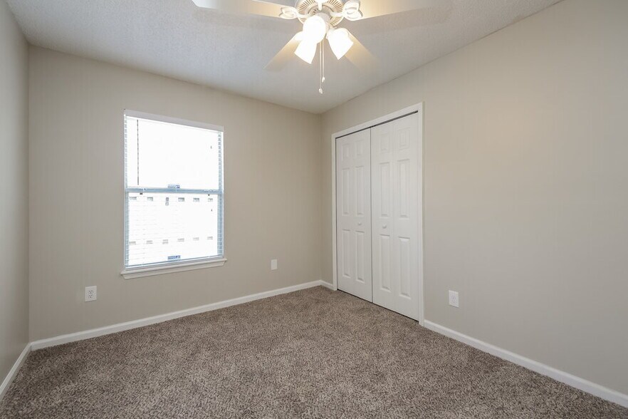 Building Photo - 3230 Chantilly Ct