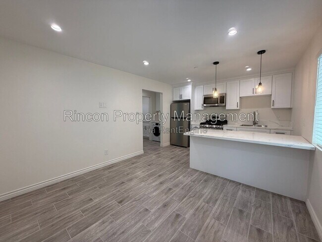 Building Photo - 921 Aurora Dr