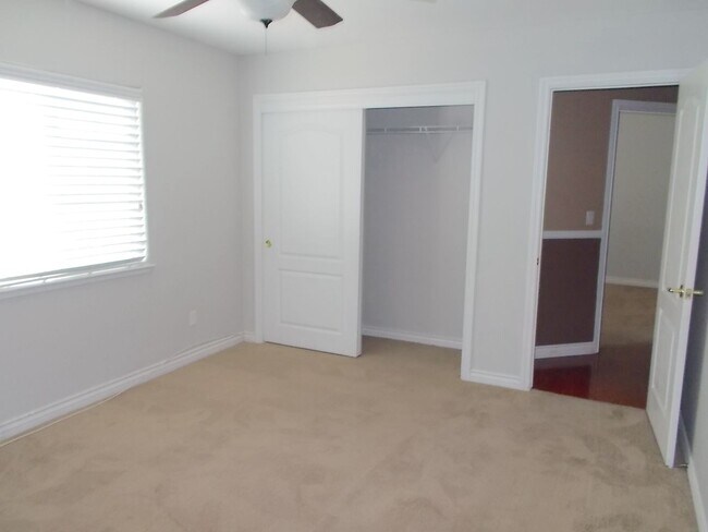 Building Photo - Beautiful 4BR Home with Pool, Loft, and 3-...