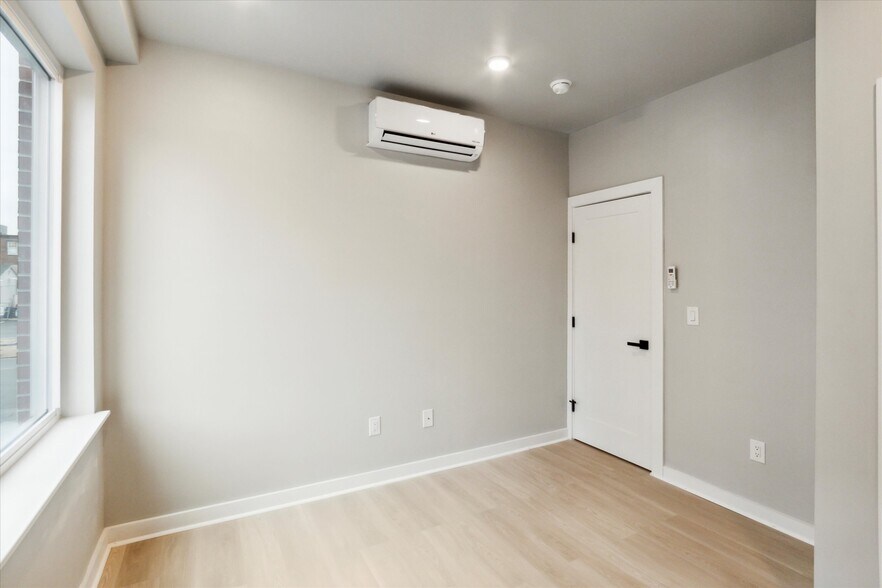 Building Photo - 316 S 52nd St