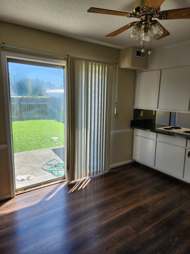 Building Photo - 105 Sandlewood Dr