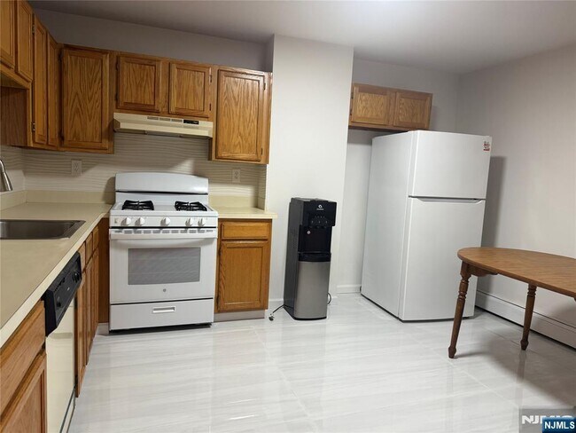 Building Photo - 7-13-13 Fair Lawn Ave