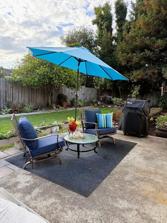 Building Photo - Delightful Home with Fenced Yard Great Cul...