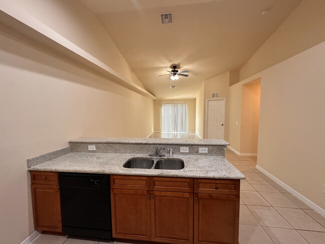 Building Photo - 906 SE 12th Terrace