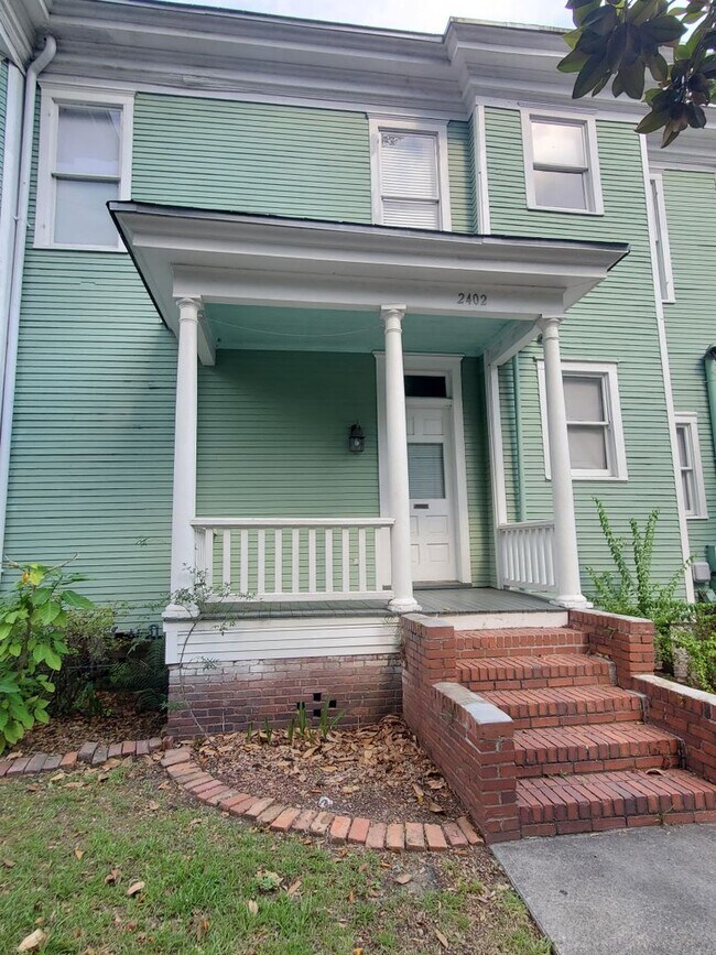 Building Photo - 2-bedroom, 2 bath Victorian style Upstairs unit with two balconies!