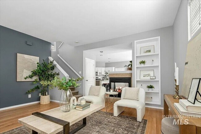 Building Photo - Charming 3 bedroom 2.5 bathroom in Desirable Area!