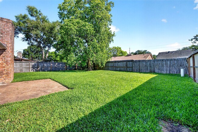 Building Photo - 3031 Shawnee Dr