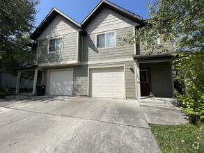Building Photo - 3 Bed Townhome with awesome fenced yard!