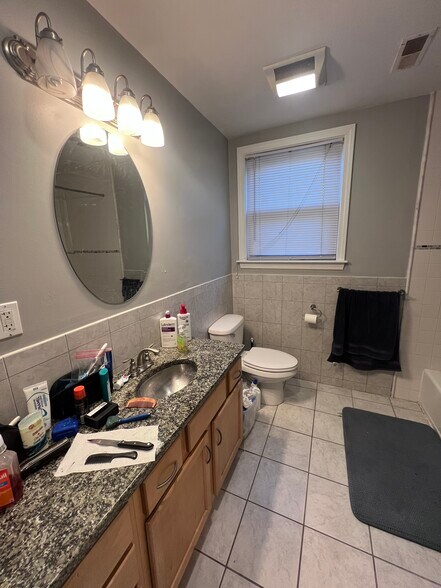 Building Photo - 122 Calumet St