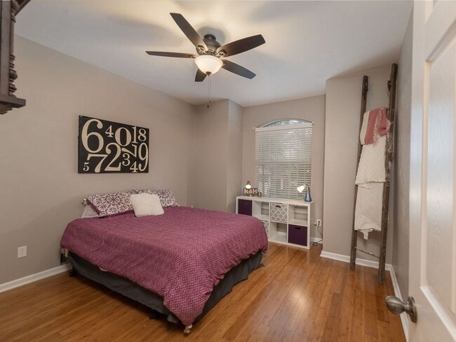 Building Photo - Beautiful 3 bedroom town home for rent Aug...