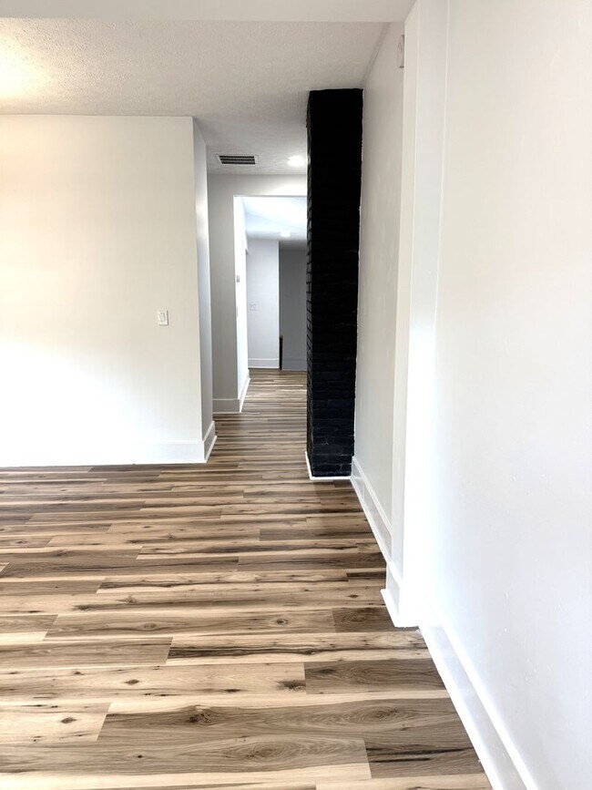 Building Photo - 1618ELL