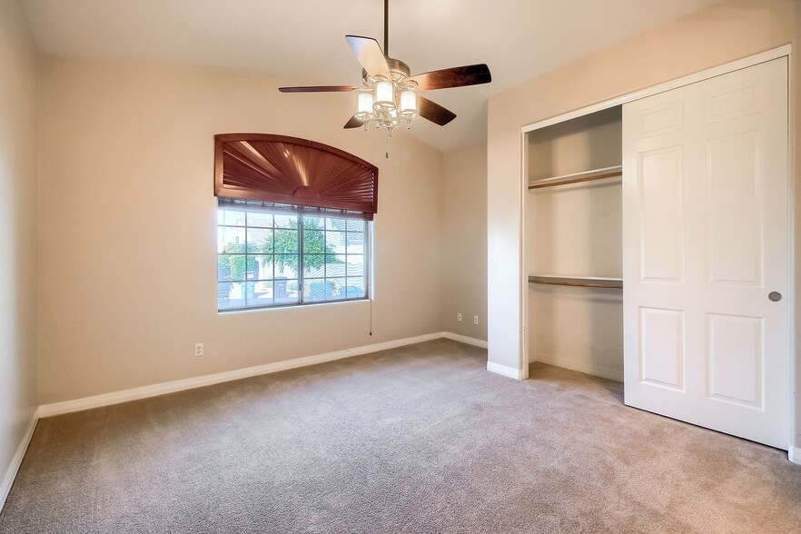 Building Photo - 9007 S 10th Dr